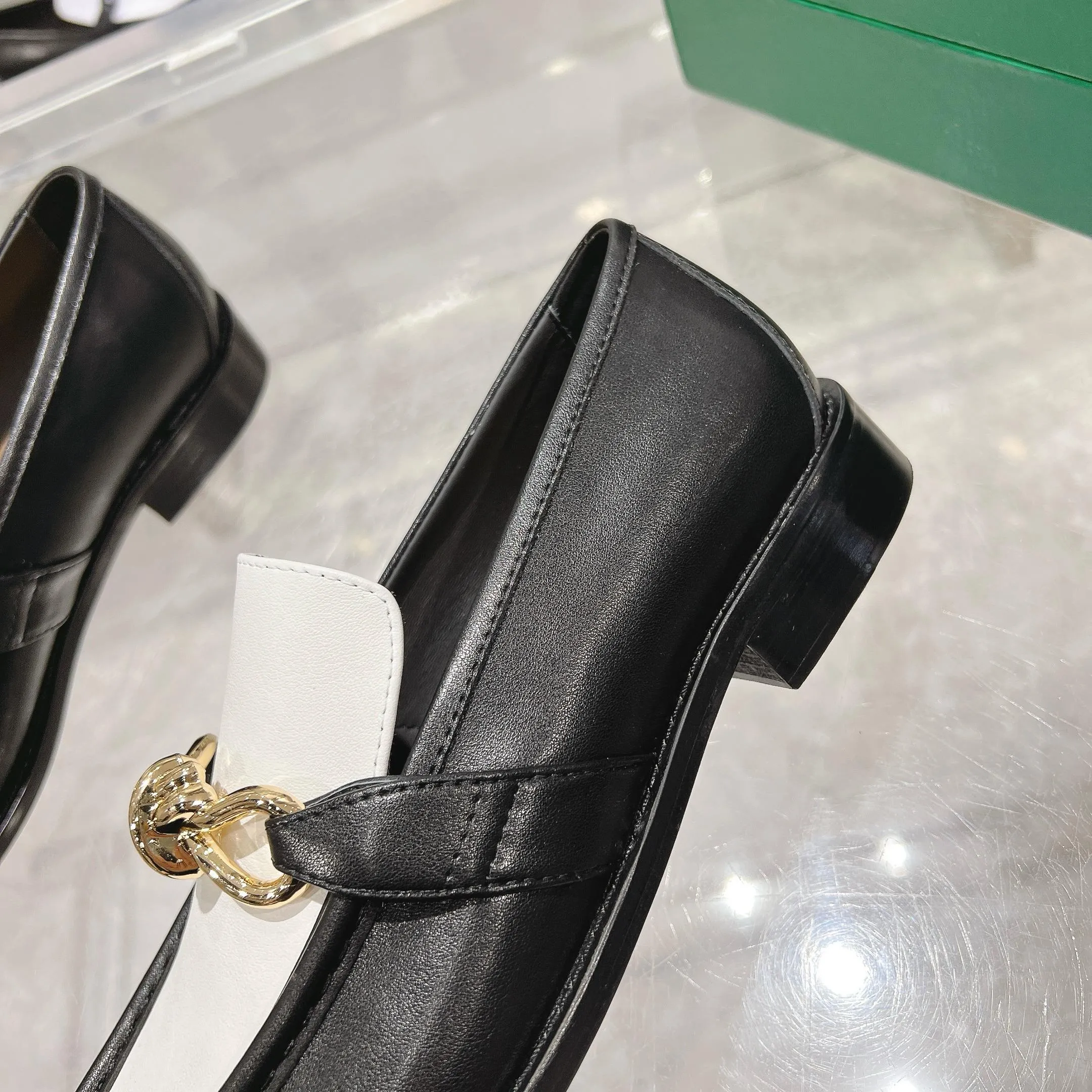[BV] Top P: 820💰 Couple size: female 35-39 (female 40 custom-made) male 39-44 (38.45 non-refundable) Bottega Veneta 2025 counter synchronization style! Small round toe loafers! Imported leather outsole! High-grade cashmere! Solid color Niuli! Original board developed leather buckle